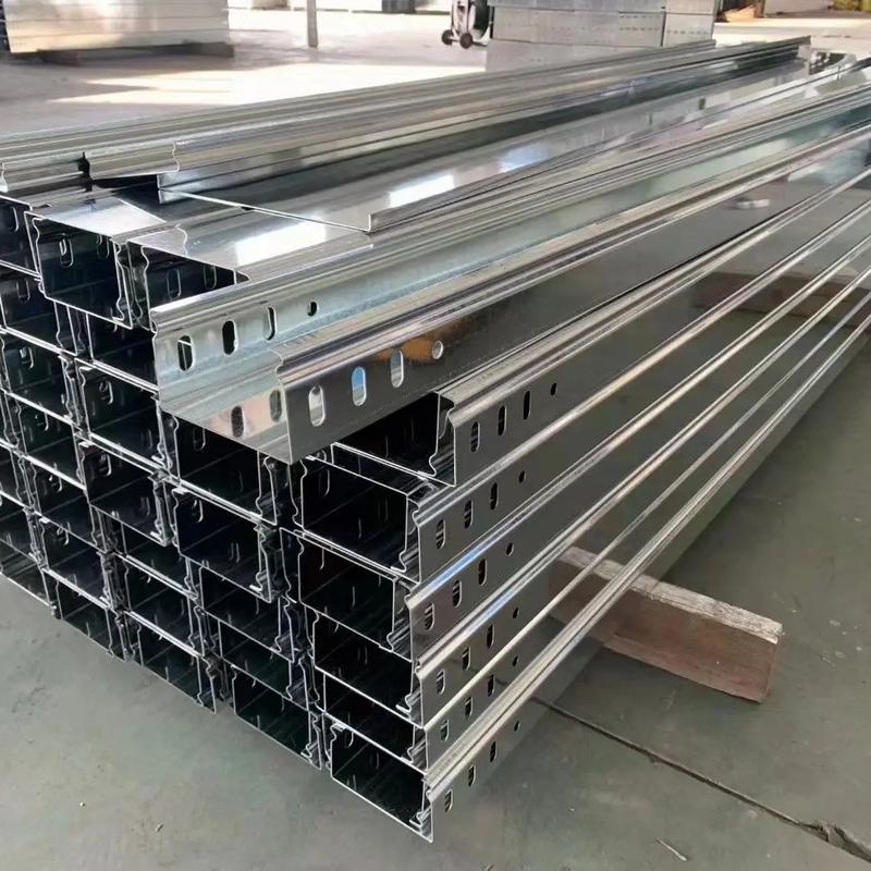 秦皇島槽式電纜橋架廠家 專業(yè)生產(chǎn)鍍鋅橋架、鋁合金橋架及配電柜